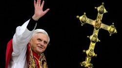 Benedikt XVI. bei seinem ersten öffentlichen Auftritt als Papst