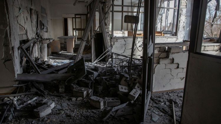 Vista de uma unidade de terapia intensiva do hospital infantil da cidade danificada durante a noite de Ano Novo por um ataque militar russo, em meio ao ataque da Rússia à Ucrânia, em Kherson, Ucrânia, 1º de janeiro de 2023. REUTERS/Oleksandr Ratushniak
