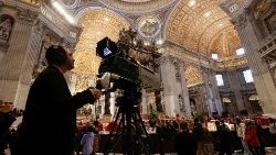 Wierni składają hołd przy ciele Benedykta XVI w Bazylice św. Piotra, 2 stycznia 2022