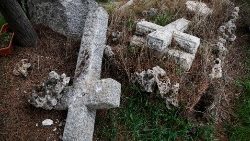 Des croix déterrées dans le cimetière protestant du mont Sion, adjacent à la Vieille ville.