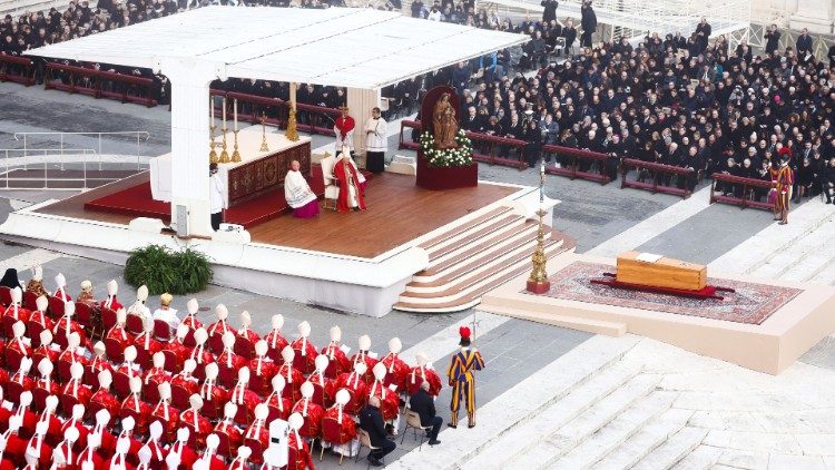 Ferenc pápa felovassa a búcsúztató homíliát   