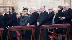 Steinmeier und seine Frau (beide ganz rechts) bei der Beerdigung für Benedikt XVI. 