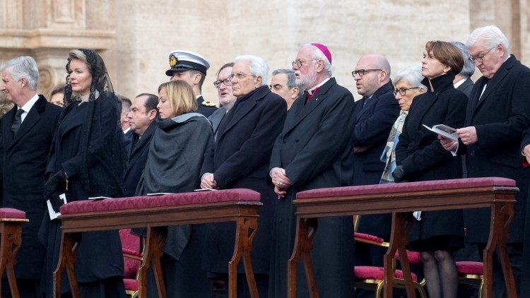 Steinmeier und seine Frau (beide ganz rechts) bei der Beerdigung für Benedikt XVI. 