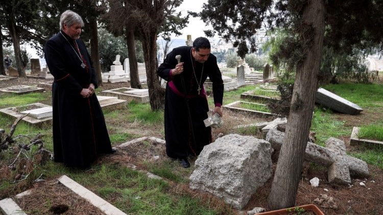 Mgr Hosam Naoum, archevêque protestant de Jérusalem, sur la tombe de son prédécesseur.