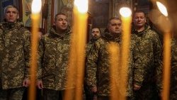 A Kiev, le 6 janvier 2023, des soldats ukrainiens assistent à une messe de Noël. 