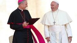 Papst Franziskus lächelt im Gespräch mit Erzbischof Georg Gänswein am Ende seiner Generalaudienz am Mittwoch auf dem Petersplatz im Vatikan