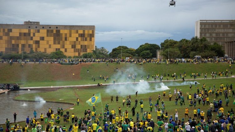 Brasile: manifestanti all'attacco del palazzo presidenziale
