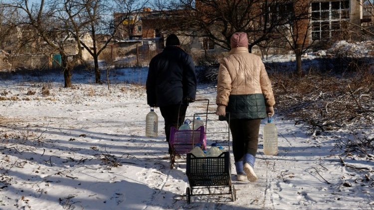 Pessoas voltam para seus abrigos após coletar água, enquanto o ataque da Rússia à Ucrânia continua, em Siversk, Ucrânia, 9 de janeiro de 2023. REUTERS/Clodagh Kilcoyne