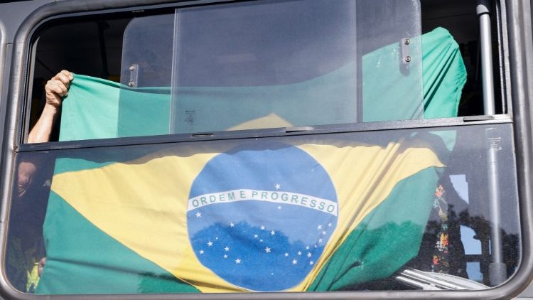 Manifestantes exponen la bandera de Brasil