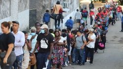 Migrantes se reúnen para regularizar su situación migratoria en COMAR, en Tapachula.