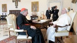 El Papa Francisco mantiene una audiencia privada con el cardenal George Pell en 2020.