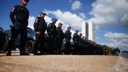 Forze di sicurezza brasiliane davanti ai palazzi delle istituzioni a Brasilia
