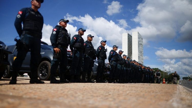 Forze di sicurezza brasiliane davanti ai palazzi delle istituzioni a Brasilia