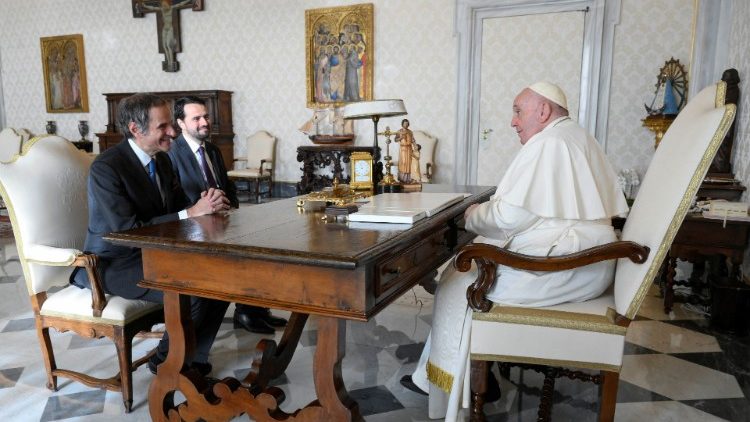 Папа з генеральным дырэктарам МАГАТЭ Рафаэлем Гросі 