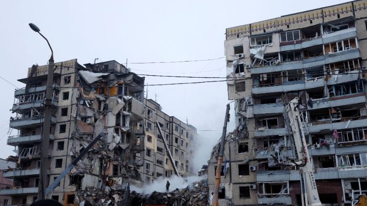 Equipe de emergência trabalha no local onde um bloco de apartamentos foi fortemente danificado por um ataque de míssil russo, em meio ao ataque da Rússia à Ucrânia, em Dnipro, Ucrânia, 15 de janeiro de 2023. REUTERS/Clodagh Kilcoyne