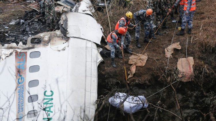 Le difficile travail d'évacuation des corps après le crash d'un avion à Pokhara, dans le centre du Népal, ce lundi 16 janvier 2023.