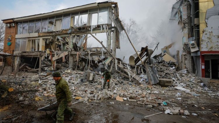 Equipe de emergência trabalha entre os escombros no local onde um prédio foi fortemente danificado em um recente bombardeio durante o conflito Rússia-Ucrânia em Donetsk, Ucrânia controlada pela Rússia, em 16 de janeiro de 2023. REUTERS/Alexander Ermochenko