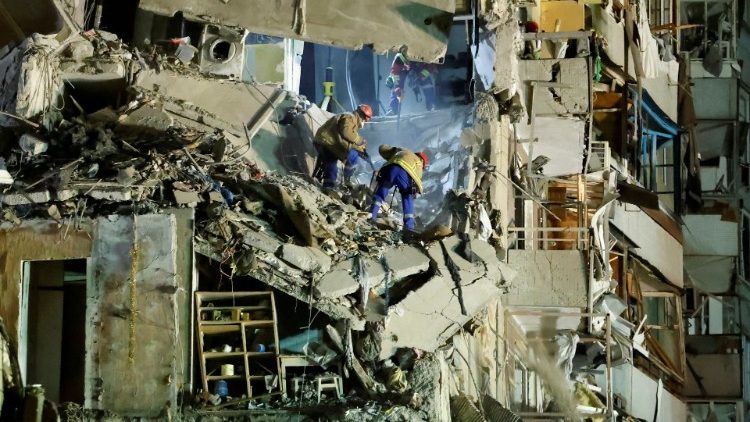 Equipe de emergência trabalha no local onde um bloco de apartamentos foi fortemente danificado por um ataque de míssil russo, em meio ao ataque da Rússia à Ucrânia, em Dnipro, Ucrânia, 15 de janeiro de 2023. REUTERS/Clodagh Kilcoyne