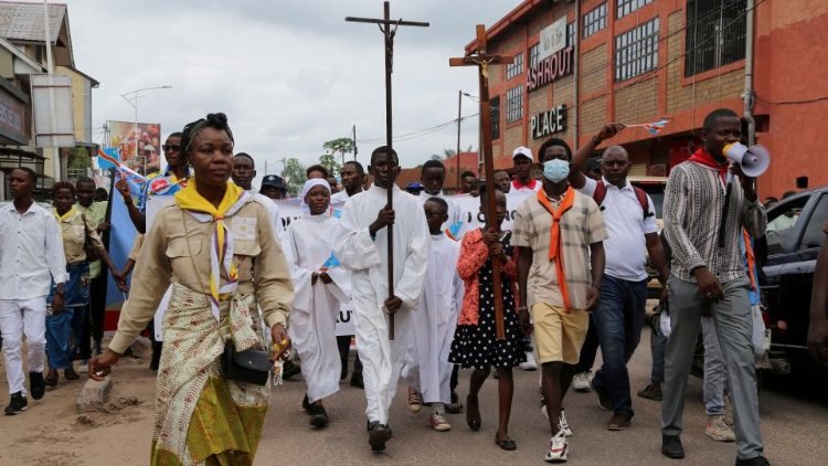 暴力反対のための行進を行う人々　コンゴ民主共和国・キンサシャ　2022年12月