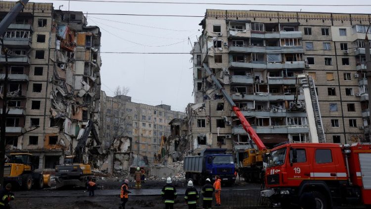 Equipe de emergência trabalha no local onde um bloco de apartamentos foi fortemente danificado por um ataque de míssil russo, em meio ao ataque da Rússia à Ucrânia, em Dnipro, Ucrânia, 16 de janeiro de 2023. REUTERS/Clodagh Kilcoyne