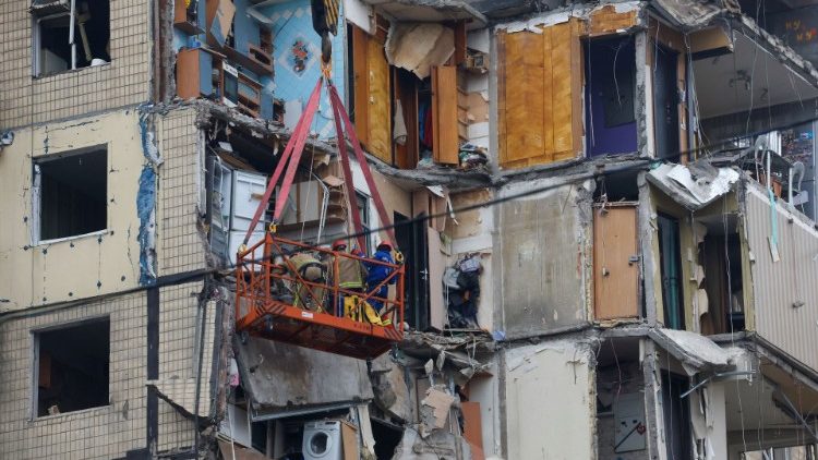 Equipe de emergência trabalha no local onde um bloco de apartamentos foi fortemente danificado por um ataque de míssil russo, em meio ao ataque da Rússia à Ucrânia, em Dnipro, Ucrânia, 16 de janeiro de 2023. REUTERS/Clodagh Kilcoyne