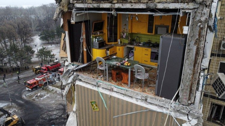 Parte del edificio residencial destruido por el ataque misilístico del 14 de enero en Dnipro