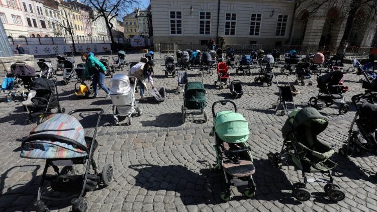 Leere Kinderwagen erinnern in Lviv an getötete Kinder - Aufnahme von 2022