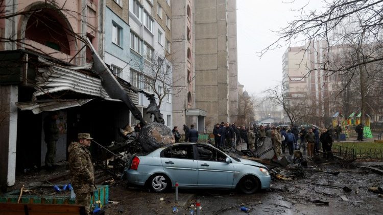 Local onde um helicóptero cai sobre prédios de infraestrutura civil, em meio ao ataque da Rússia à Ucrânia, na cidade de Brovary, nos arredores de Kyiv, Ucrânia, 18 de janeiro de 2023. REUTERS/Valentyn Ogirenko
