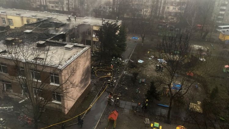 Equipe de emergência trabalha no local da queda de um helicóptero, em meio ao ataque da Rússia à Ucrânia, na cidade de Brovary, nos arredores de Kyiv, Ucrânia, em 18 de janeiro de 2023. REUTERS // Yan Dobronosov