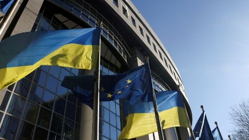 Ukrainische Fahnen vor dem EU-Parlament in Brüssel