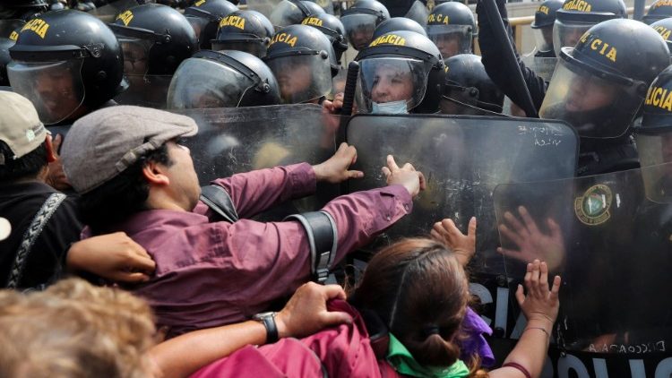 Affrontements entre la police et des manifestants à Lima le 21 janvier.