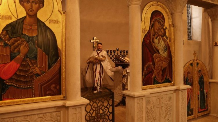 Chrzest 3-miesięcznego Timura, syna uchodźców z obwodu charkowskiego, w prawosławnym kościele w Buczy, 22 stycznia 2023