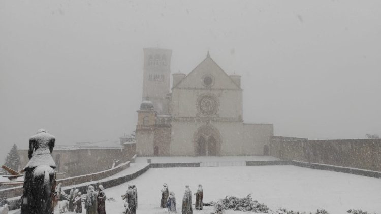 Basílica de São Francisco em meio a neve, em 24 de janeiro. (Foto: Sala de Imprensa do Sacro Convento de Assis/via REUTERS)