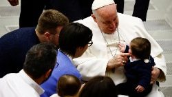 Papież Franciszek spotykający się z wiernymi