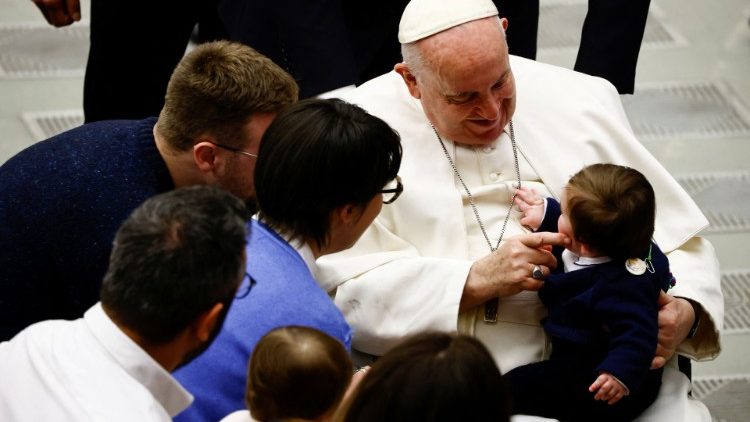 Papież Franciszek spotykający się z wiernymi
