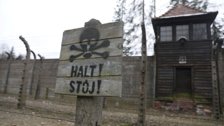  Seit 2005 gedenkt die Weltgemeinschaft am Jahrestag der Befreiung des KZ Auschwitz des Holocausts 
