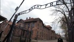 Das Eingangstor der KZ-Gedänkstädte Auschwitz-Birkenau