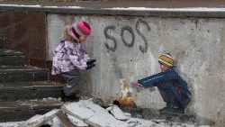 Anastasia, 4 Jahre, steht neben einem Kunstwerk des berühmten Straßenkünstlers Tvboy in Butscha
