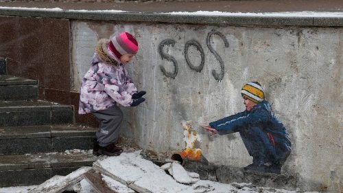 Anastasia, 4 Jahre, steht neben einem Kunstwerk des berühmten Straßenkünstlers Tvboy in Butscha