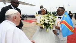 コンゴ民主共和国・首都キンシャサの空港で、子どもたちから花束を受け取る教皇フランシスコ　2023年1月31日