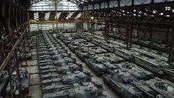 Dozzine di tank Leopard tedeschi in un hangar. Sono quelli che dovrebbero essere inviati in Ucraina
