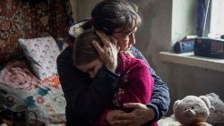 Una nonna abbraccia sua nipote nella regione di Donetsk (Reuters / Oleksandr Ratushniak)