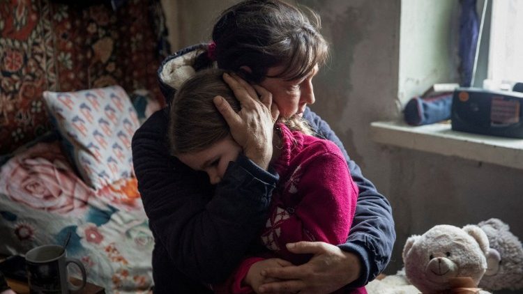 Una nonna abbraccia sua nipote nella regione di Donetsk (Reuters / Oleksandr Ratushniak)