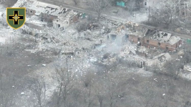 Vista aérea de um complexo supostamente abrigando soldados russos após uma explosão, em Kurdyumivka, região de Donetsk, Ucrânia, nesta imagem de um vídeo divulgado em 31 de janeiro de 2023. Serviço de Imprensa das Forças Armadas da Ucrânia/Divulgação via REUTERS