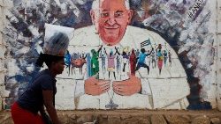 Sudanês passa por mural que retrata o Papa Francisco em Juba, Sudão do Sul. REUTERS/Thomas Mukoya