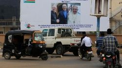 Bilboard pokazujący Papieża Franciszka, abp. Justina Welby'ego i Iaina Greenshieldsa, Dżuba, stolica Sudanu Południowego, 1 lutego 2023