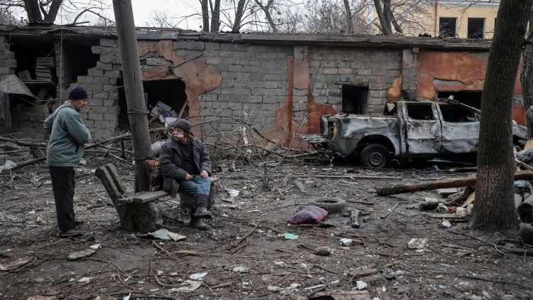 Moradores locais são vistos perto de um prédio residencial destruído por um ataque de míssil russo, em meio ao ataque da Rússia à Ucrânia, em Kramatorsk, Ucrânia, 2 de fevereiro de 2023. REUTERS/Vyacheslav Madiyevskyy