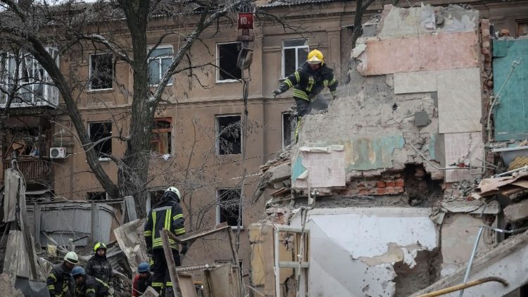 Equipes de resgate trabalham em um prédio residencial destruído por um ataque de míssil russo, em meio ao ataque da Rússia à Ucrânia, em Kramatorsk, Ucrânia, 2 de fevereiro de 2023. REUTERS/Vyacheslav Madiyevskyy
