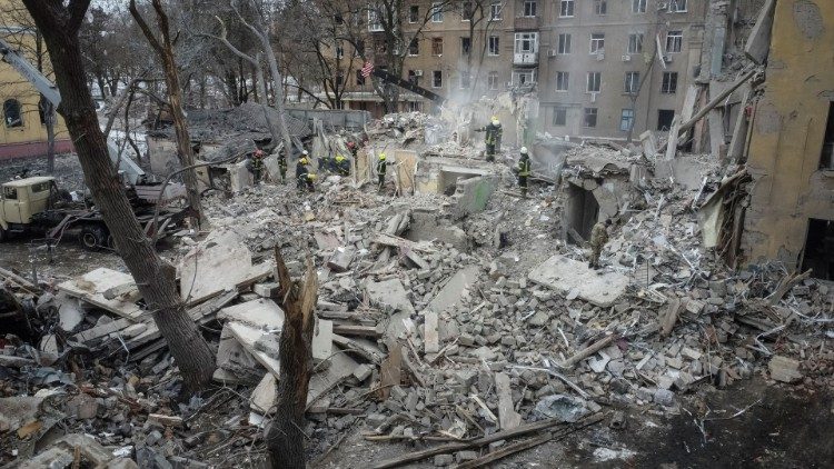 Equipes de resgate trabalham em um prédio residencial destruído por um ataque de míssil russo, em meio ao ataque da Rússia à Ucrânia, em Kramatorsk, Ucrânia, 2 de fevereiro de 2023. REUTERS/Vitalii Hnidyi