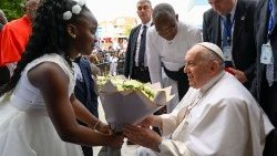 Le Pape François, recevant une gerbe fleur lui souhaitant la bienvenue, lors de son arrivée à l'aéroport international de Ndjili (Kinshasa) pour son voyage apostolique en RD Congo, du 31 janvier au 3 février 2023
